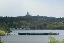 SB Birk-B (05801510) & RoRo-GSL Ursus (04810440) am 19.04.2017 auf der Havel in Berlin zu Berg in das Pichelsdorfer Gmünd. Im Hintergrund die Ruinen der Abhörstation auf dem Teufelsberg.