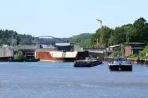Blick von Osten nach Westen auf die Schleuse Wusterwitz im Elbe-Havel-Kanal (UHW) am 01.06.2017. SB Edwina (05604330) verläßt die Schleuse , TMS Jan (04810700) möchte einfahren. Links die neue , durch Baumängel nicht in Betrieb gegangene Südkammer. In dem quer gestelltem Prahm wächst schon grünes. Die Natur holt sich alles zurück. 