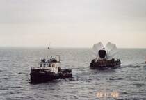 Motorschlepper  Kranich  mit Anhang auf dem Weg von Ueckerm�nde nach Anklam.Das Foto stammt von U.Kr�ger auf MS.D�mitz aus Anklam.Auf dem Ponton befindet sich das Lilienthal-Denkmal in der Wagerechten .