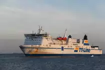 Die TT Line F�hre Robin Hood auf dem Weg von Trelleborg nach Rostock-�berseehafen beim Einlaufen am f�hren Morgen des 03.06.2017 weiter drau�en lagen die Schiffe Korsoe und Ulrike.