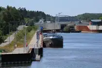 GMS Vorwärts (04005020) lag am 01.06.2017 im Unterwasser der Schleuse Wusterwitz. Im Hintergrund die neu gebaute Südkammer - die seit Jahren nicht in Betrieb genommen wird. Davor ein quer gestellter Prahm , in diesem wachsen schon kleine Bäumchen.  