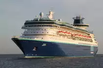Die 268�m lange Monarch der spanischen Reederei Pullmantur auf dem Weg von Kopenhagen nach Stavanger beim Einlaufen am Morgen des 03.06.2017 in Warnem�nde.