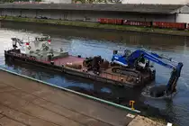 15.05 2017 Die  Wormatia  (04503950) der Firma HÜLSKENS bei Ausbaggerarbeiten im Plochinger Hafen