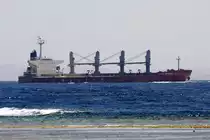 Massengutfrachter  NAVIOS MEREDIAN  verlässt den Golf von Akaba gesehen vor Sharm el Sheikh 3.6.2017