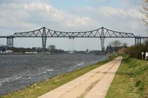 Blick entlang des Nord-Ostsee-Kanals am 19.4.2008 in Rendsburg.
Ganz im Hintergrund ist die Klara (IMO 9306421).