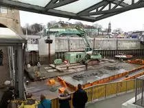 Hamburg am 16.3.2017, Baggerarbeiten zwischen Landungsbrücken und Ufer, Bagger-Ponton und voll abgeladene HPA-Klappschute /