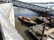 KARSTEN (H 19931) am 16.3.2017, Hamburg, Elbe, bei Baggerarbeiten zwischen Landungsbrücken und Ufermauer /

Schleppbarkasse / Lüa 15,17 m, B 4,07 m, Tg 1,56 m / 170 kW (232 PS), Pfahlzug ca. 4 t / gebaut 1961 bei Garbers-Werft, Hamburg / Fahrtgebiet: Zone 2,2+4, HH-Hafen /
