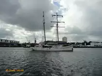 FLYING DUTCHMAN am 24.6.2013, Kieler Hafen /
Ex-Namen: KW 33 Machiel (1093-1953), Trix (1953-1994) /
2-Mast-Topsegel-Schoner / Lüa 39 m, B 6,5 m, Tg 2,5 m /Segelfläche: 480m², 1 Diesel, Caterpillar ,309 kW (420 PS) /  gebaut 1903 als Heringslogger bei Kuypers/Vuyk, Capelle aan den Ijssel, NL /, Umbau im Winter 2004 / Flagge: Niederlande, Heimathafen: Amsterdam /
