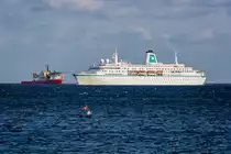 MS Deutschland auf der Ostsee vor Sassnitz, im Hintergrund ist die Atlantic Tonjer zu sehen. - 12.06.2017