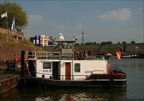 Duisburg-Ruhrort - Die  Ruhr IV  Europa-Nummer 4021530, L�nge: 10 m, Breite: 4,80 m liegt im Hafenmund.