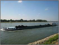 Das mit Kohle beladene Frachtschiff  Red Dragon  ist am 23.09.2007 auf dem Rhein in D�sseldorf rheinaufw�rts unterwegs.