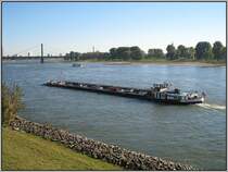 Das Tankschiff  Grete-Marie  ist am 14.10.2007 auf dem Rhein in D�sseldorf rheinaufw�rts unterwegs. Im Hintergrund ist die Theodor-Heuss-Br�cke zu sehen.