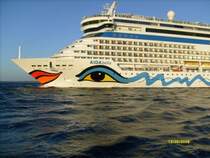 Die AIDABella beim Auslaufen aus den Molenk�pfen in Rostock-Warnem�nde.