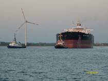 Motortanker  Galway Spirit  Flagge Bahamas, IMO 9312858, GRT 57325, L 243,96, Bj. 2007 Werft Hyundai, der MT beim Auslaufen aus dem Rostocker �lhafen mit je 2 Kopfschleppern und 2 Heckschleppern