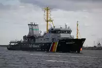 Das Fischereischutzboot Seeadler beim Einlaufen in Warnem�nde.02.09.2017