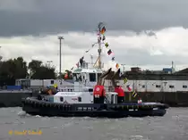 VB PERFECT (1) (IMO 9684768) am 31.8.2017 im >Taufkleid<, Hamburg, Elbe, bei der Taufe an den Landungsbrücken / Das VB steht für Vicente Boluda, den Namen des Firmengründers.
EX-Name: PERFECT (1)
Seeschiffsassistenz-Schlepper / Damen ASD 2411 / GT 268 / Lüa 24,47 m, B 11,33 m, Tg 5,54 m / 2 Caterpillar-Diesel, ges. 4.200 kW (5710 PS), 2 Rolls Royce Ruderpropeller (Azimut) US 255, 13 kn, Pfahlzug 72 t / gebaut 2015 bei Damen-Partner Song Thu Shipyard, Da Nang, Vietnam / Eigner: Boluda /Lütgens & Reimers, Hamburg / Flagge: Deutschland, Heimathafen: Hamburg /
