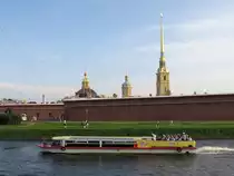 Noch ein Ausflugsschiff ohne Namen vor der Peter-und-Paul-Festung in St. Petersburg, 19.8.17

Suchbild: Finde zehn Unterschiede zum Schiff im vorherigen Bild :-)