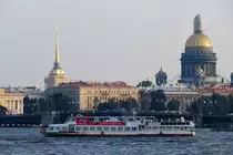 Ausflugsschiff Москва-213 (Moskwa-213) vor den Türmen der Admiralität und Isaak-Kathedrale in St. Petersburg, 19.8.17