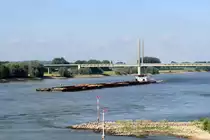 Schubverband mit einem 6er Pack beladener Leichter (Gesamtlänge 269,5m /-breite 22,8m) mit SB Veerhaven VIII Nulpaard (02322865) am 09.07.2017 auf dem Rhein bei Rees auf Bergfahrt.