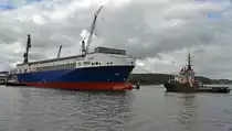 FADIQ am 07.09.2017 in Flensburg. Das Schiff wurde eine Stunde zuvor vom Stapel der Flensburger Schiffbau-Gesellschaft gelassen. 209,79 m lang und rund 26 m breit ist das Ro/Ro-Schiff. Es hat rund 55 Millionen Euro gekostet. Die türkische Reederei Alternative Transport (AT) will die »Fadiq« ab dem ersten Quartal 2018 auf der Route Türkei-Italien einsetzen. Die »Fadiq« ist das siebte Schiff der Reederei. Sie bietet 4.100 Spurmeter für den Transport von 283 Trailern. Die maximale Geschwindigkeit beträgt 21,3 kn.
Baunummer 770 der Flensburger Schiffahrt-Gesellschaft
