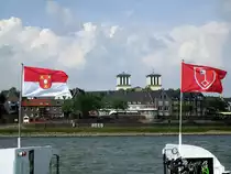 Blick während der Rhein-Überfahrt Reeserschanz/Rees von der Fähre Rääße Pöntje auf den Rhein und die Stadt Rees am 07.07.2017.