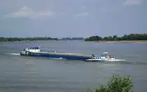 GMS Triton (02315265 , 72 x 7,60m) am 08.07.2017 auf dem Rhein zu Berg kurz hinter dem Wunderland Kalkar.