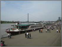 Am 27.04.2008 hatte das Flu�kreuzfahrtschiff MS  Serenity  an der D�sseldorfer Rheinpromenade angelegt.