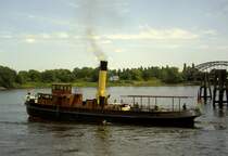Dampfeisbrecher  Elbe  Baujahr 1911 nach langer Betriebspause aus der Harburger Schleuse auf die Elbe kommend. auf Probefahrt. ( morgen soll abnahme sein )