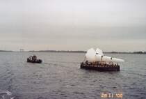 Schleppzug im Oderhaff 2008.Motorschlepper Kranich aus Ueckerm�nde steuert auf die Karniner Eisenbahnbr�cke zu.