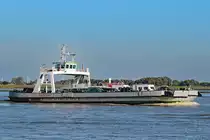 Fähre GLÜCKSTADT  (ENI 04811500)auf der Elbe zwischen Glückstadt und Wischhafen. Oktober 2017