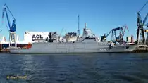 F 224 SACHSEN-ANHALT am8.10.2017, Hamburg, Elbe im Werfthafen von Blohm+Voss  /
Fregatte der Deutschen Bundesmarine (Baden-Würtemberg-Klasse) / Einsatzverdrängung: 7.100 t / Lüa 149,6 m, B 18,8 m, Tg 8,4 m / Antrieb: CODLAG (Combined Diesel eLectric And Gasturbine) bestehend aus: 4 Diesel-Generatoren mit ges. 11.600 kW (15.772 PS), 1 Gasturbine mit 20.000 KW, 2 elektrische Fahrmotore mit ges. 9.000 KW (12.237 PS), 26 kn / in Bau bei Blohm+Voss, Indienststellung für 2019 geplant  /
