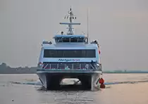 ,,Halunder Jet´´Katamaran, Linienschiff zwischen Hamburg und Helgoland. IMO 9281671 , Baujahr 2003, Hier steuert er Wedel Richtung Hamburg an. Am 25.09.2017 am Anleger Wedel.