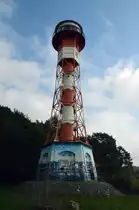 Leuchtturm Unterfeuer Wittenbergen. Es bildet mit dem Oberfeuer Tinsdal zusammen die Richtfeuerlinie Wittenbergen / Tinsdal. Die beiden Türme stehen ca. 800 m voneinander entfernt, das Oberfeuer auf 14 m Höhe über NN, der untere Turm direkt an der Elbe.