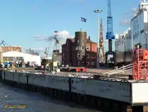 Blohm & Voss - Werft, altes Lotsenhaus, Hamburg-Steinwerder am 8.10.2017 /

Lotsenhöft
Das 1902 für die Hamburger Hafenlotsen erbaute Gebäude mit seinem runden Turm bildet die prägnante Westspitze des Werftgeländes. Im Jahr 1925 sind die Hamburger Hafenlotsen an ihren jetzigen Standort am Seemannshöft umgezogen. Seitdem wird das Gebäude von Blohm+Voss für Büros und Repräsentationszwecke genutzt. 2005 ist das denkmalgeschützte Gebäude aufwändig restauriert und instandgesetzt worden
