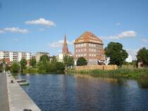 Demmin/Meckl. Peenehafen mit Speicher und evang.Kirche
im Juli 2006
