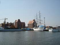 Segelschiff GORCH FOCK  ,
festverankert im Hafen von Stralsund als Museumsschiff,
1933 gebaut in Hamburg,1945 versenkt,1947 gehoben, als Kriegsbeute in die Sowjetunion, 1999 zur�ck nach Deutschland, seit 2003 in Stralsund,
Juni 2006