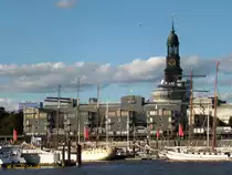 Hamburg am 8.10.2017: im Vordergrund der Sportboothafen, dahinter das Verlagsgebäude von Gruner+Jahr an der Straße Vorsetzen und überragt von der die St. Michaeliskirche (Michel) /