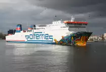 Die Polferries F�hre Cracovia auf dem Seeweg von Świnoujście nach Ystad  beim Auslaufen am 23.10.2017 in Świnoujście 