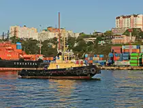 Auf dem Japanischen Meer bei Wladiwostok fährt der Schlepper  RB-402  am 22. September 2017.