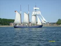 Dreimast-Toppsegelschoner Santa Barbara Anna, HH Rostock, Bj. 1951,
hier in der Hafeneinfahrt von Warnem�nde, L 44,20m/B 7,00m/T 3,80 