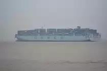 Cosco Denmark, Containerschiff, Heimathafen Hongkong, IMO: 9516478, Baujahr 2014, TEU 13360, L�nge 366 m, Breite 52 m, Tiefgang 15,50 m, Leistung 72240KW bei 20 Knoten. Bei Brockdorf einlaufend am 28.09.17.