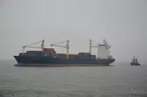 Vladimir, Containerschiff mit Schlepper Wolf / Bremen hinten im Schlepptau. Heimathafen Limasol, an der Schleuseneinfahrt in Brunsb�ttel Richtung Kiel am 30.09.17.