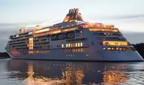 MS Europa 2, Kreuzfahrtschiff auf dem NOK. In der Abendd�mmerung bei Burg Richtung Brunsb�ttel / Hamburg am 01.10.17. Bauwerft: STX France, Saint-Nazaire. 
In Dienststellung 10. Mai 2013, L�nge: 225,65 m, Breite 26,70 m, Passagiere 414, Besatzung 370, Heimathafen Valletta, IMO: 9616230.