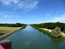 Blick von der Straenbrcke (D108) auf den Rhein-Rhone-Kanal, der fr Groschiffe ausgebaute Teil verbindet den Rhein bei Niffer mit Mhlhausen (Mulhouse) im Elsa,
am Horizont die Vogesen, Juli 2017