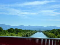 Blick von der Straenbrcke (D108) auf den Rhein-Rhone-Kanal, im Hintergrund der Schwarzwald, Juli 2017