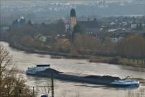 . Whrend eines Spaziergangs in den Weinbergen gegenber von Wasserliech konnte ich das Gtermotorschiff Invado, Flussaufwrts fahrend auf der Mosel im Bild festhalten. Schiffsdaten  ENI: 02336158; L 135 m; B 11,45 m; t 3849.  14.01.2018 (Hans) 