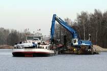 Der Liebherr-Bagger auf dem Ponton 6 (04010640)der Fa.Hülskens belud am 15.01.2018 das GMS Zerberus (04013780 , 84 x 9,50m) mit Aushub aus dem Einmündungsbereiches des Havelkanales in den Sacrow-Paretzer-Kanal / UHW.