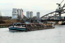 GMS Annegret (04018550 , 80 x 8,24m) am 16.01.2018 beim  Einlaufen  in Berlin-Spandau auf der Havel zu Berg.