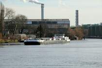 TMS Dettmer Tank 128 (02337434 , 85 x 9,60m) am 24.01.2018 im Ruhlebener Altarm auf dem Weg zum Tanklager.