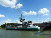 THARSIS(IMO9649196; L=87,95m; B=11,31m; 2300t; Bj.2012)hat einen approx. Tiefgang v von 3mtr. und wird am Rhein mit neuer Ware beladen; 170609